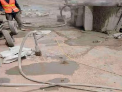 普兰水泥混凝土路面板底注浆技术 路面脱空注浆整治方案